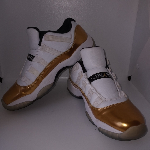 Metallic gold and white air jordan 11 - Picture 9 of 15